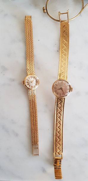 2 montres de dame en or, on y joint un ensemble...