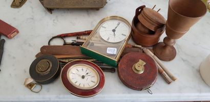 Un lot de réveils et nécessaire de burea...