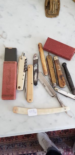 Un lot de rasoirs et couteaux anciens.