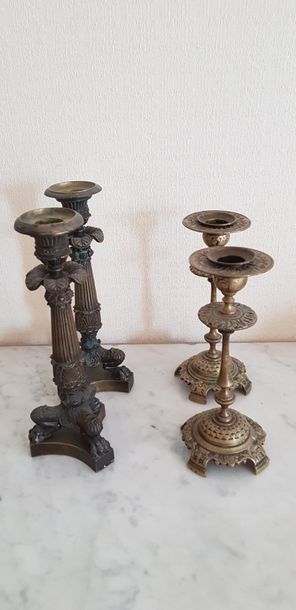 2 paires de bougeoirs.