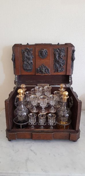 Une cave à liqueur ( manques des verres ...