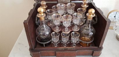 Une cave à liqueur ( manques des verres ...