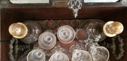 Une cave à liqueur ( manques des verres ...
