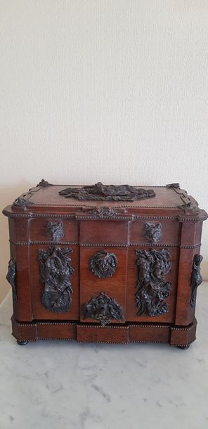 Une cave à liqueur ( manques des verres ...