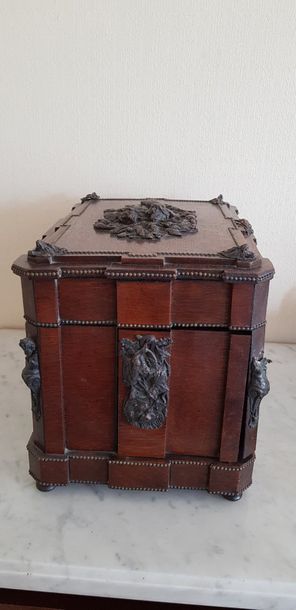 Une cave à liqueur ( manques des verres ...