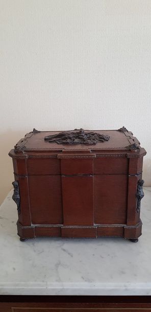 Une cave à liqueur ( manques des verres ...