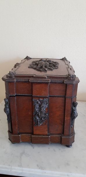 Une cave à liqueur ( manques des verres ...