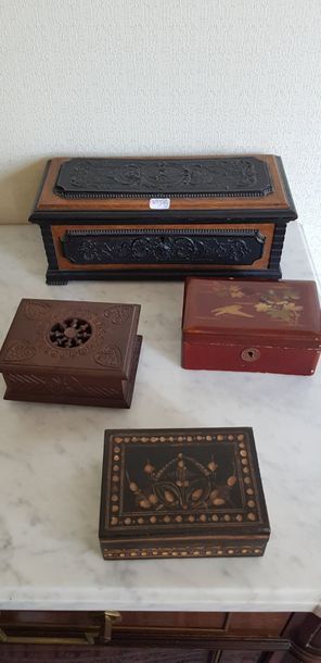 Un lot de boîtes.