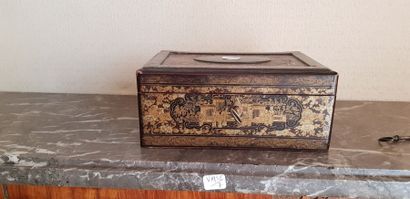 Coffret rectangulaire en laque du Japon,...