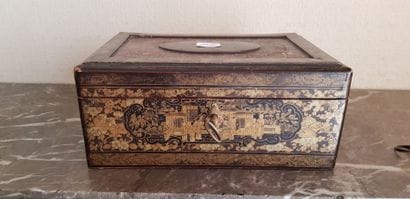 Coffret rectangulaire en laque du Japon,...