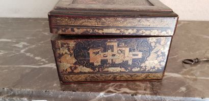 Coffret rectangulaire en laque du Japon,...