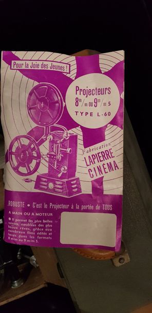 Caisse comprenant une machine à coudre SINGER,...