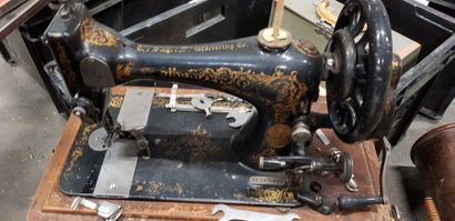 Caisse comprenant une machine à coudre SINGER,...