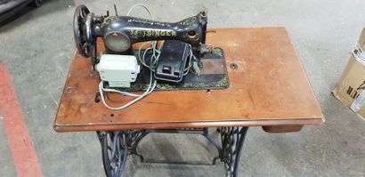 Machine à coudre électrique SINGER sur sa...