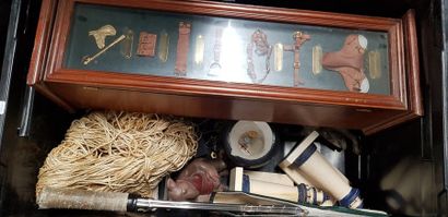 2 caisses de bibelots et minéraux