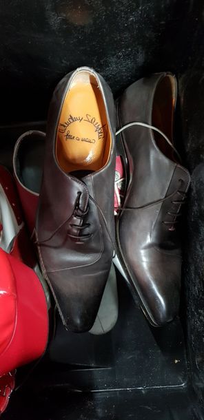 2 caisses de chaussures homme essentiellement...