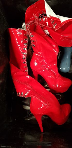 2 caisses de chaussures homme essentiellement...