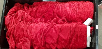 2 caisses de rouleaux de tissu rouge et tissu...