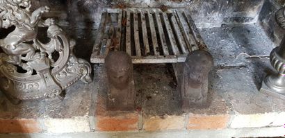 Paire de petits chenets en fonte « à l’é...