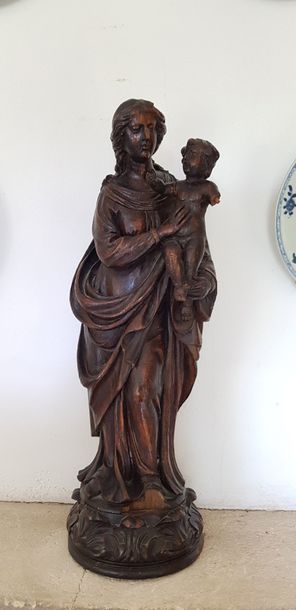 Vierge à l’Enfant en bois sculpté patiné....