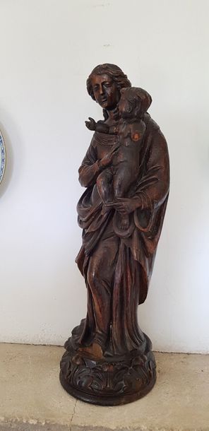 Vierge à l’Enfant en bois sculpté patiné....