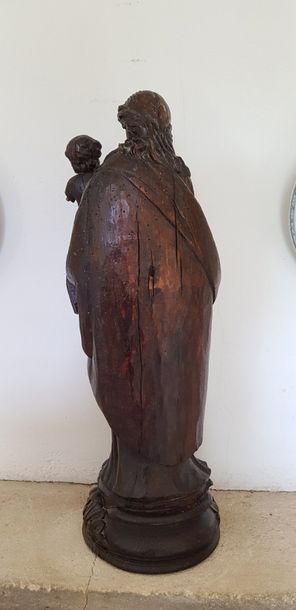 Vierge à l’Enfant en bois sculpté patiné....