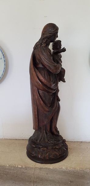 Vierge à l’Enfant en bois sculpté patiné....