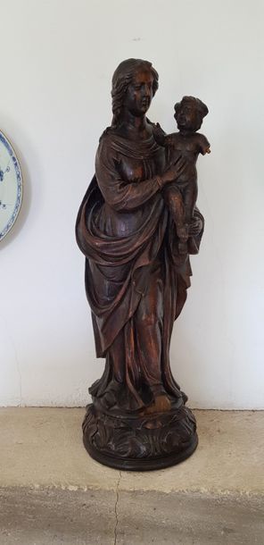 Vierge à l’Enfant en bois sculpté patiné....
