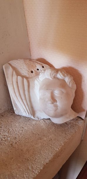 Tête d’angelot, fragment en pierre sculpté,...