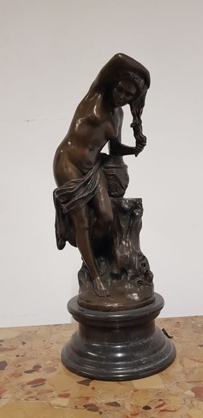 Nymphe à sa toilette

Sculpture en bronze...