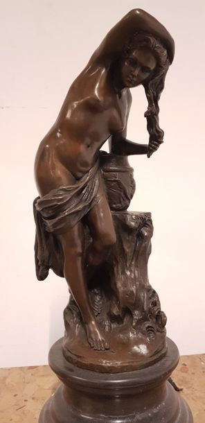 Nymphe à sa toilette

Sculpture en bronze...