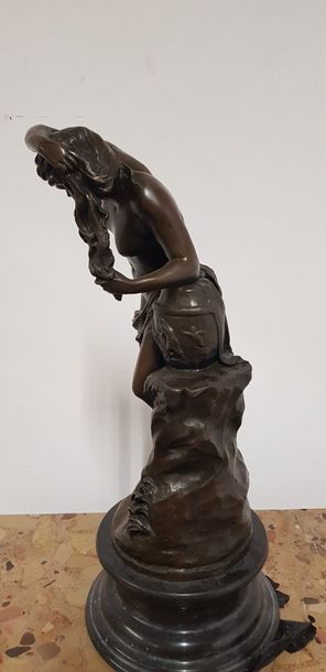 Nymphe à sa toilette

Sculpture en bronze...
