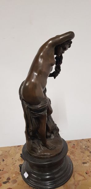 Nymphe à sa toilette

Sculpture en bronze...