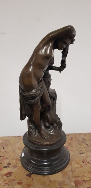 Nymphe à sa toilette

Sculpture en bronze...