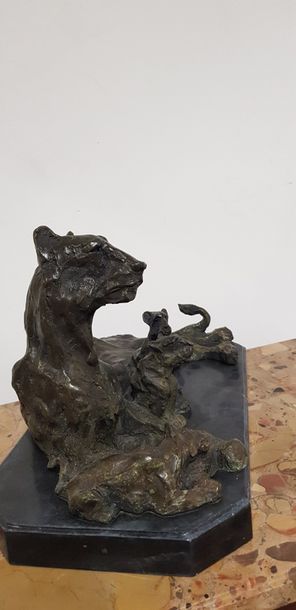 Dans le goût de R. BUGATTI

Lionne couchée...