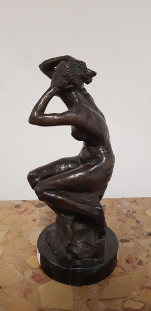 Nu assis sur un tertre 

Sculpture en bronze...