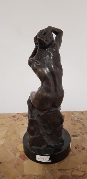 Nu assis sur un tertre 

Sculpture en bronze...