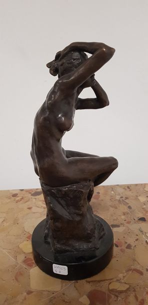 Nu assis sur un tertre 

Sculpture en bronze...