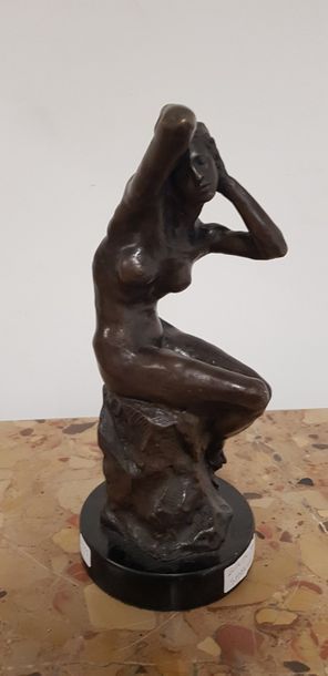 Nu assis sur un tertre 

Sculpture en bronze...