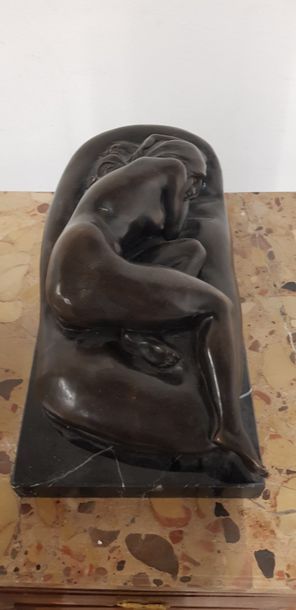 Nu endormi 

Sculpture en bronze à patine...