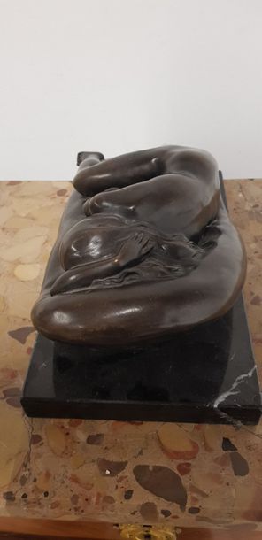 Nu endormi 

Sculpture en bronze à patine...