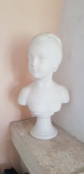 Buste de jeune-fille au chignon en marbre...