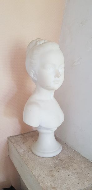 Buste de jeune-fille au chignon en marbre...