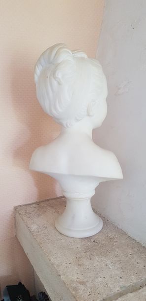 Buste de jeune-fille au chignon en marbre...