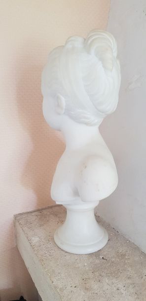 Buste de jeune-fille au chignon en marbre...