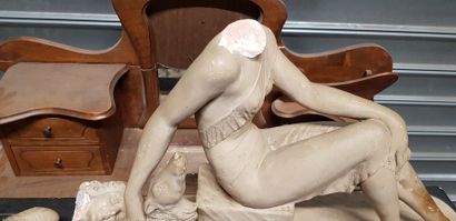 Deux sculptures en terre cuite patinée dans...