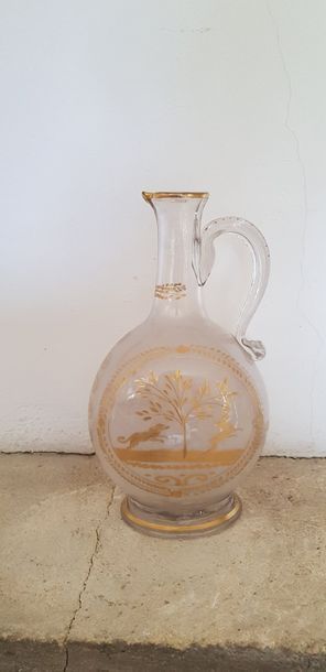 Bouteille formant verseuse en verre à décor...