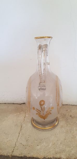 Bouteille formant verseuse en verre à décor...