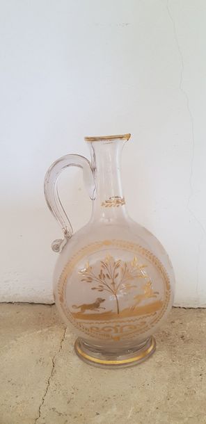Bouteille formant verseuse en verre à décor...