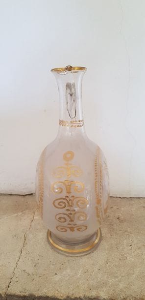 Bouteille formant verseuse en verre à décor...
